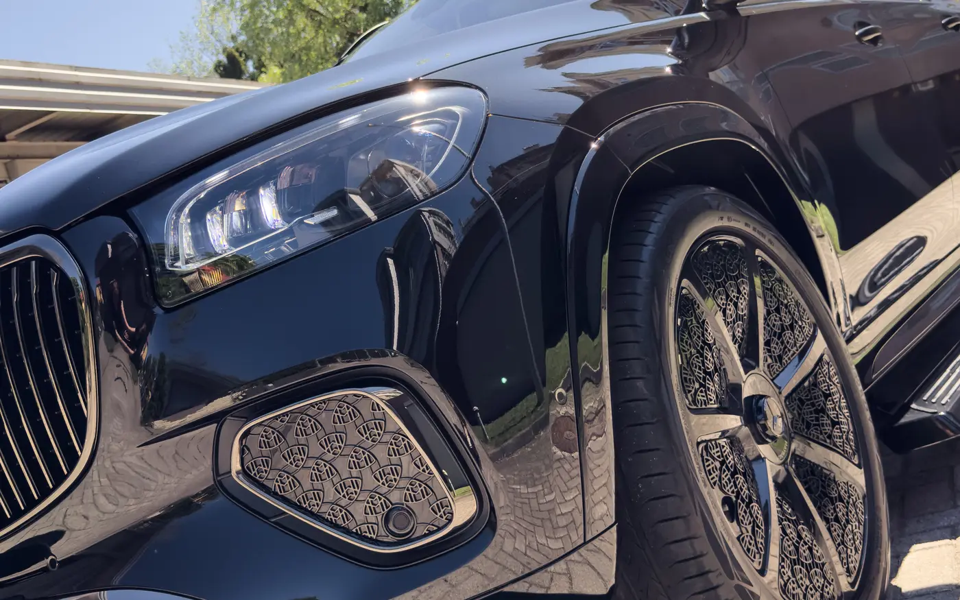 Деталь передней части Mercedes-Maybach GLS после детейлинга