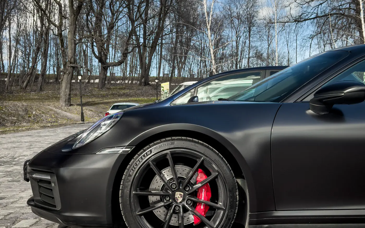 Матовый Porsche с акцентом на колесо и кузов