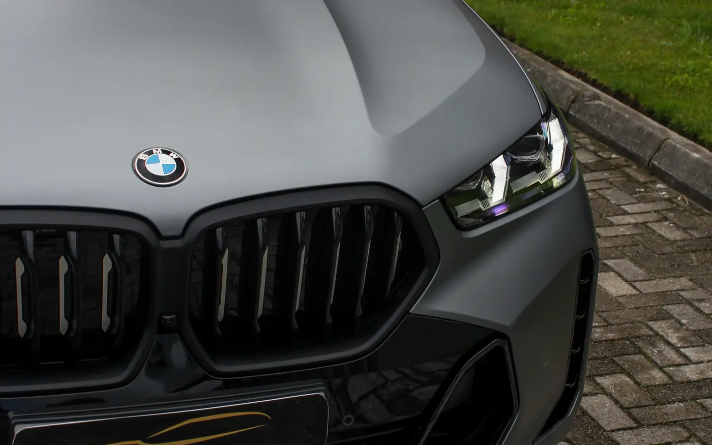 Матовая деталь передней части BMW после детейлинга