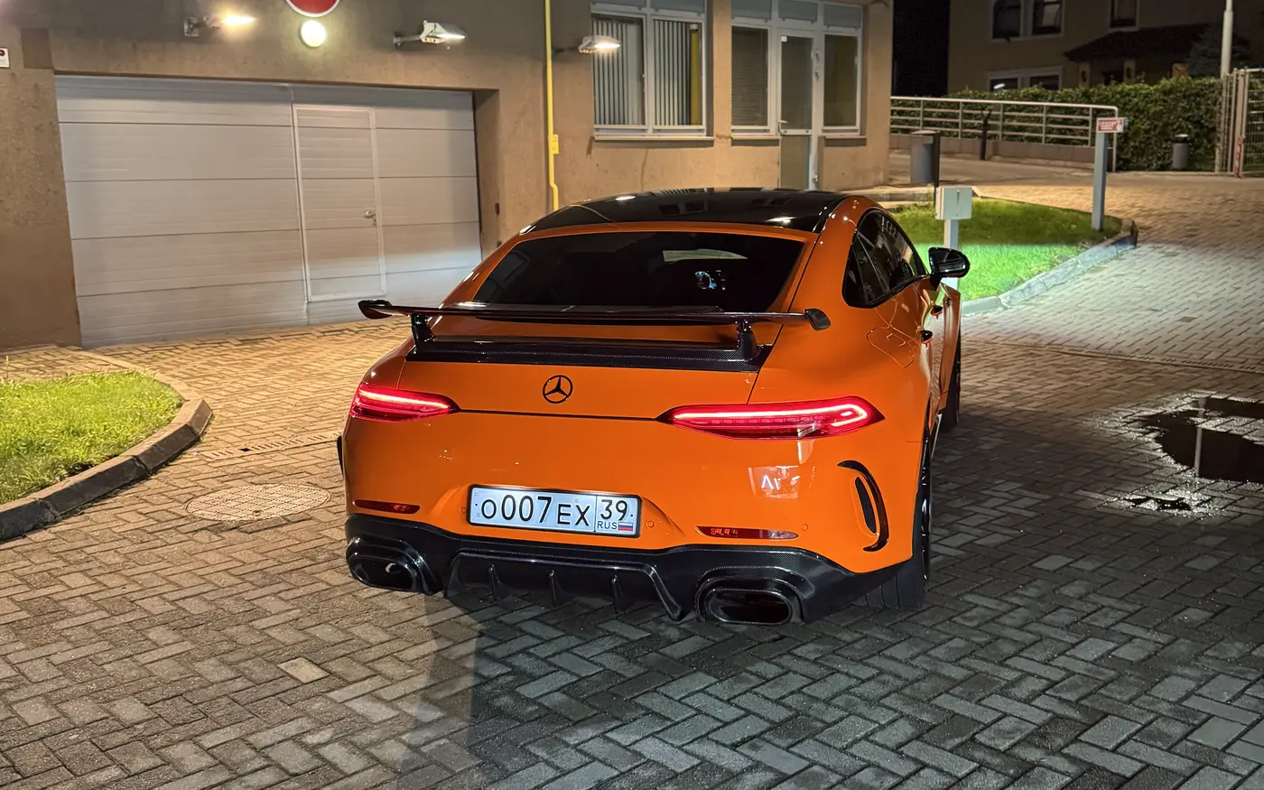 Яркий Mercedes AMG после оклейки