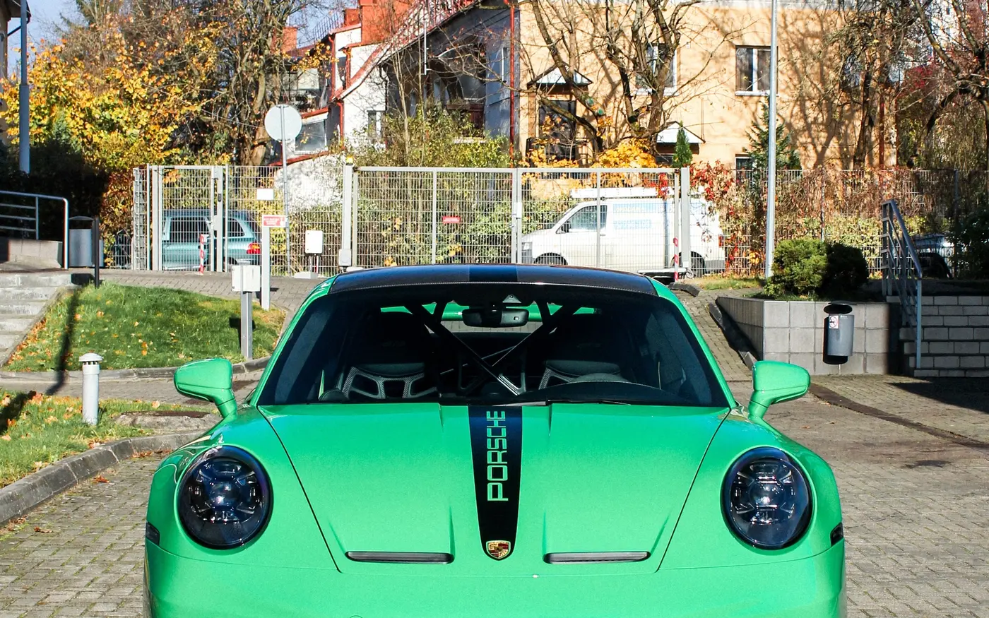 Porsche 911 с яркой защитной плёнкой, передний ракурс