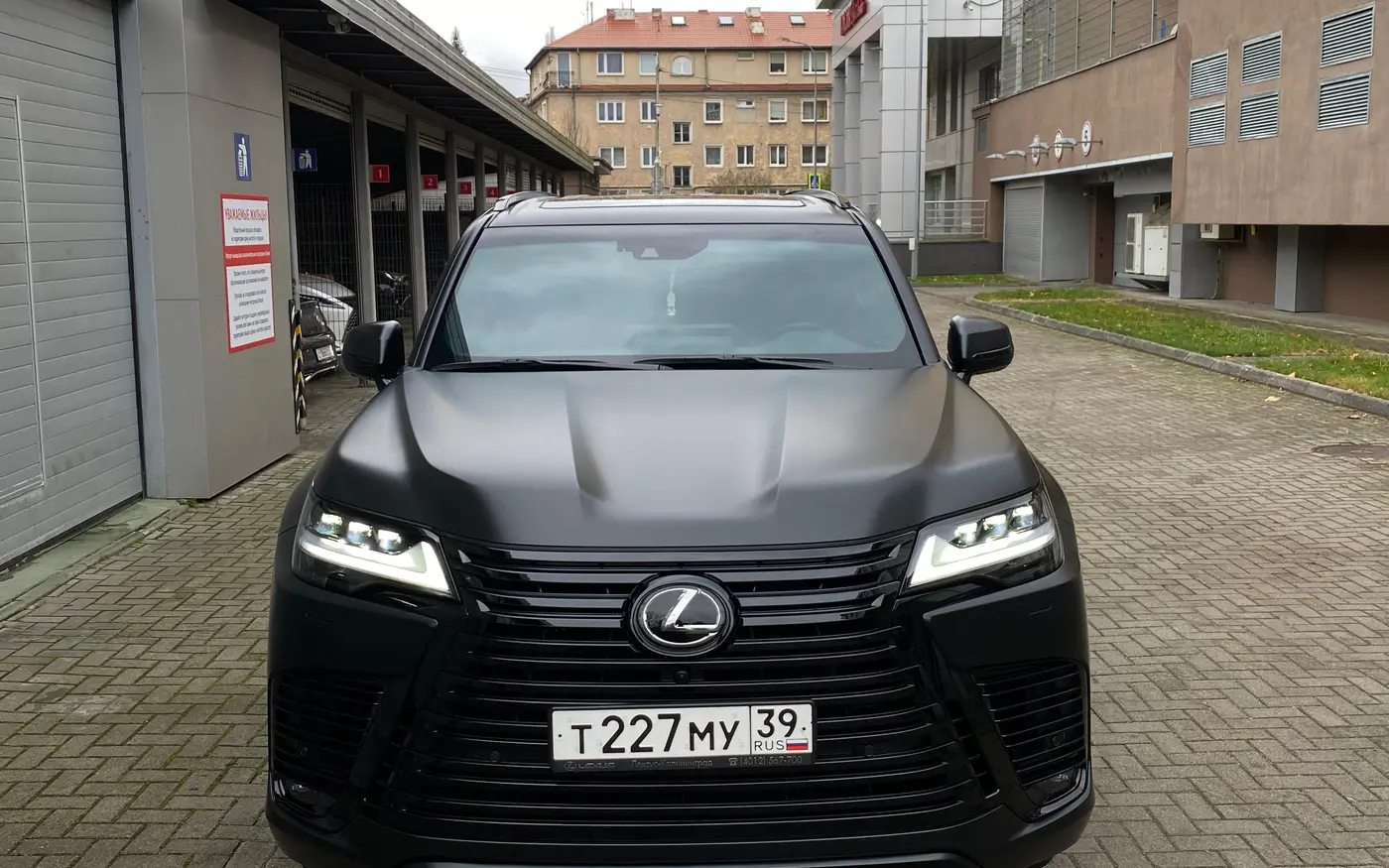Чёрный Lexus после ухода и защиты кузова