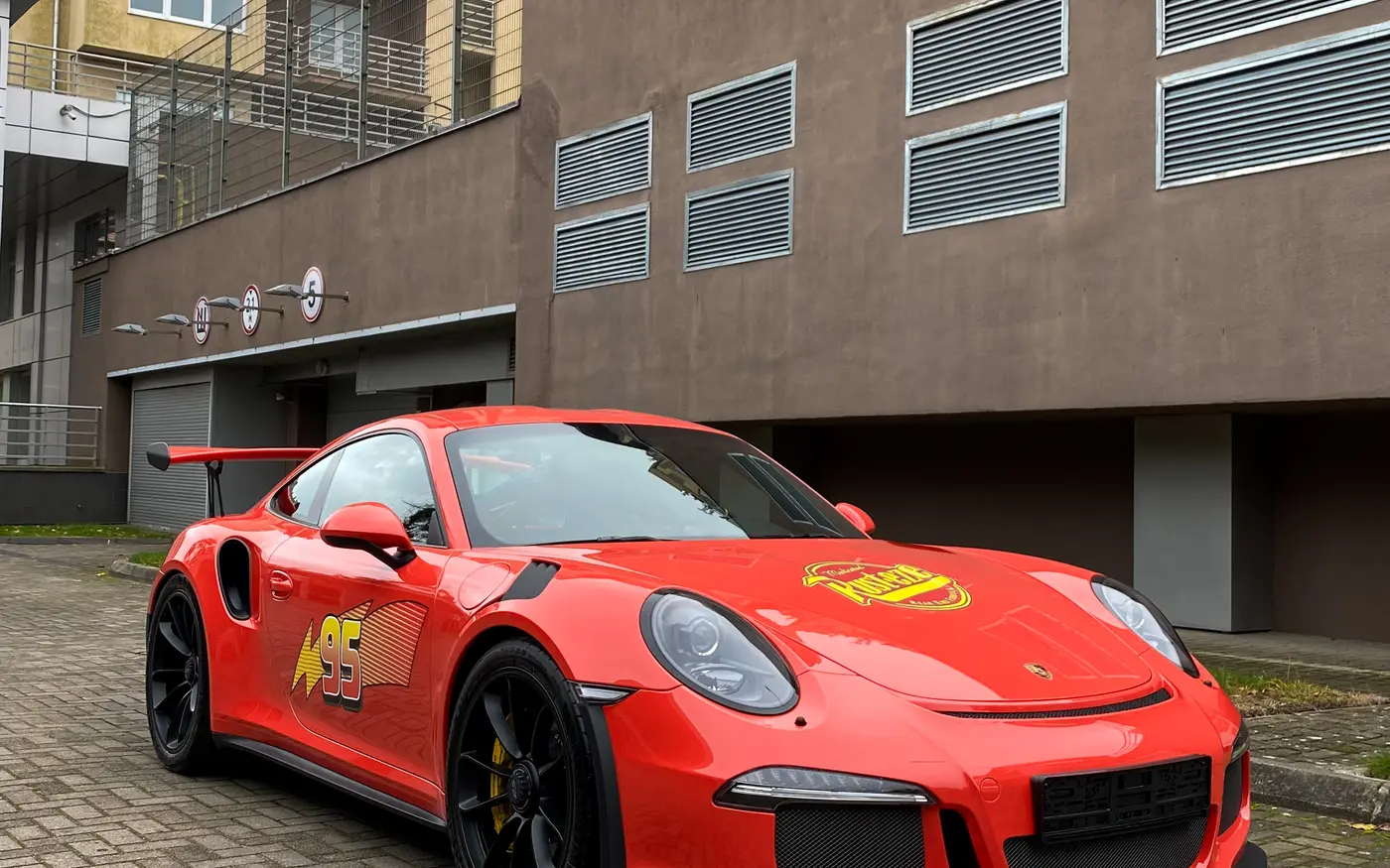 Яркий Porsche 911 после оклейки