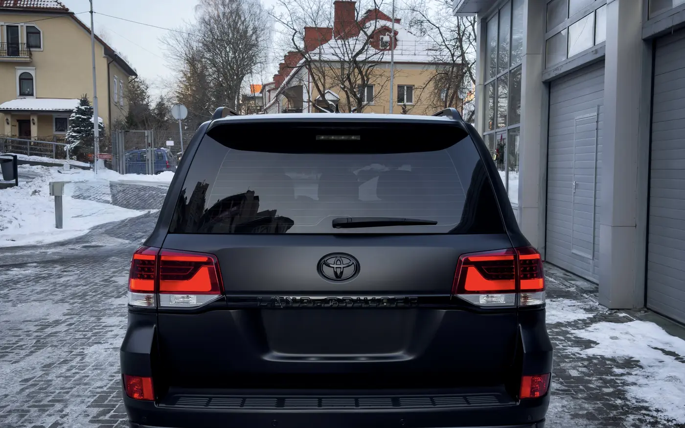 Чёрный Volkswagen после детейлинга, задний ракурс